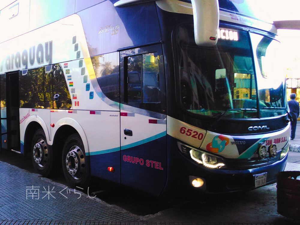パラグアイの都市間を移動する長距離バス
