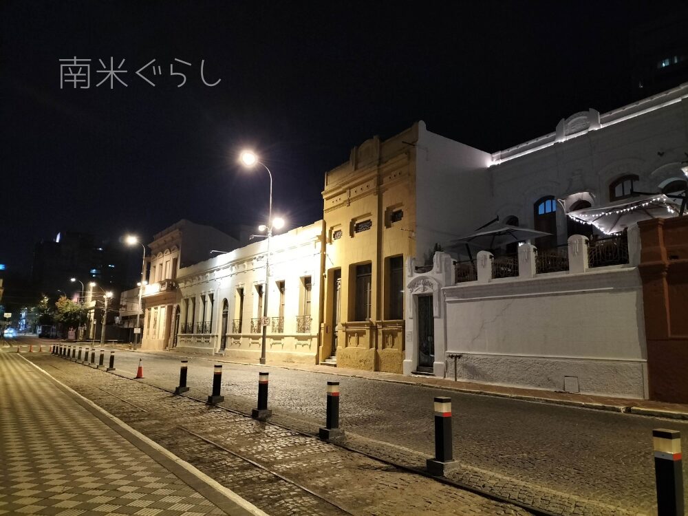 パラグアイの首都アスンシオンの夜の街並み