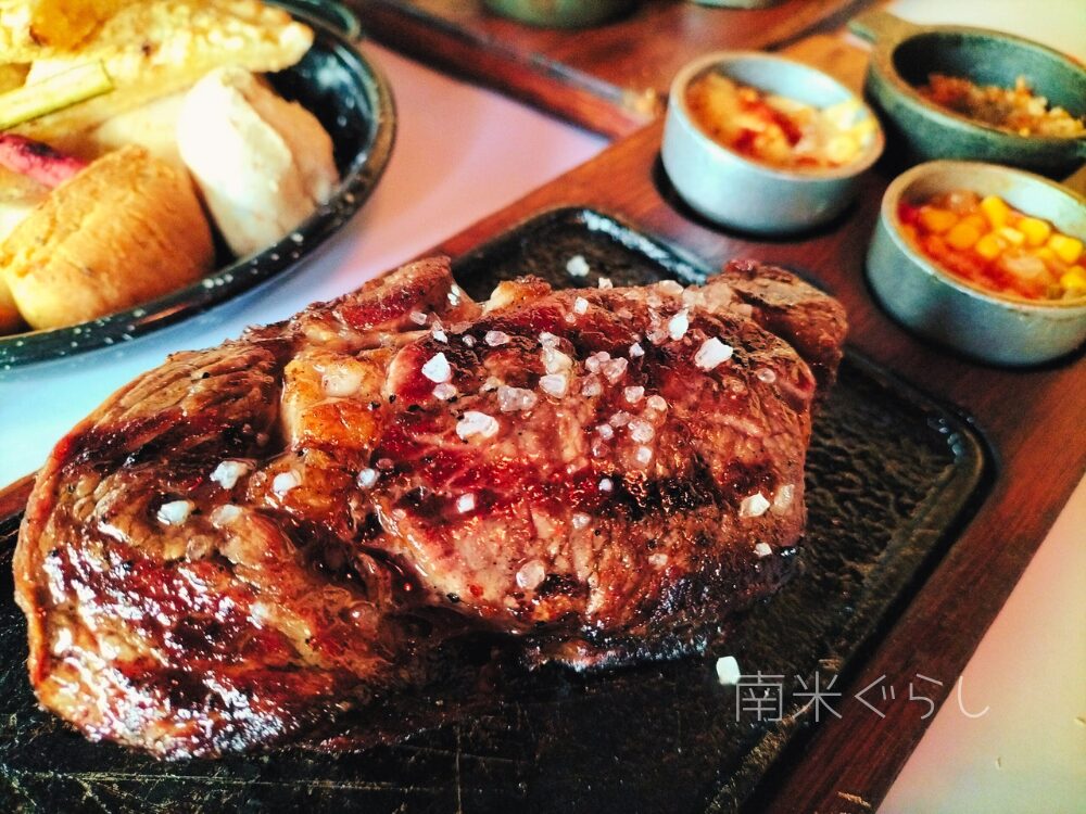 パラグアイのレストランで食べるステーキ
