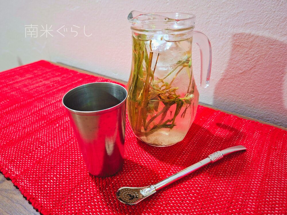 テレレを飲むためのセット。氷水が入ったピッチャー、グアンパ、ボンビーリャが卓上に置かれている