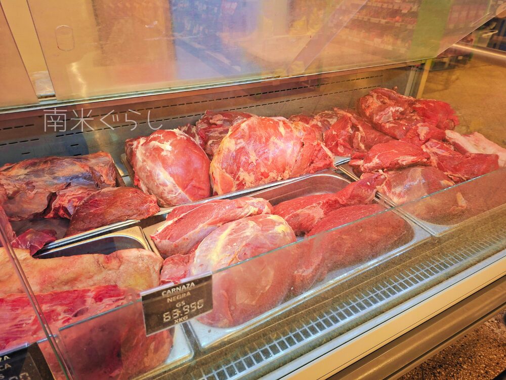 パラグアイのスーパーにある精肉コーナー。大きな牛肉のかたまりがずらりと並び、迫力がある。